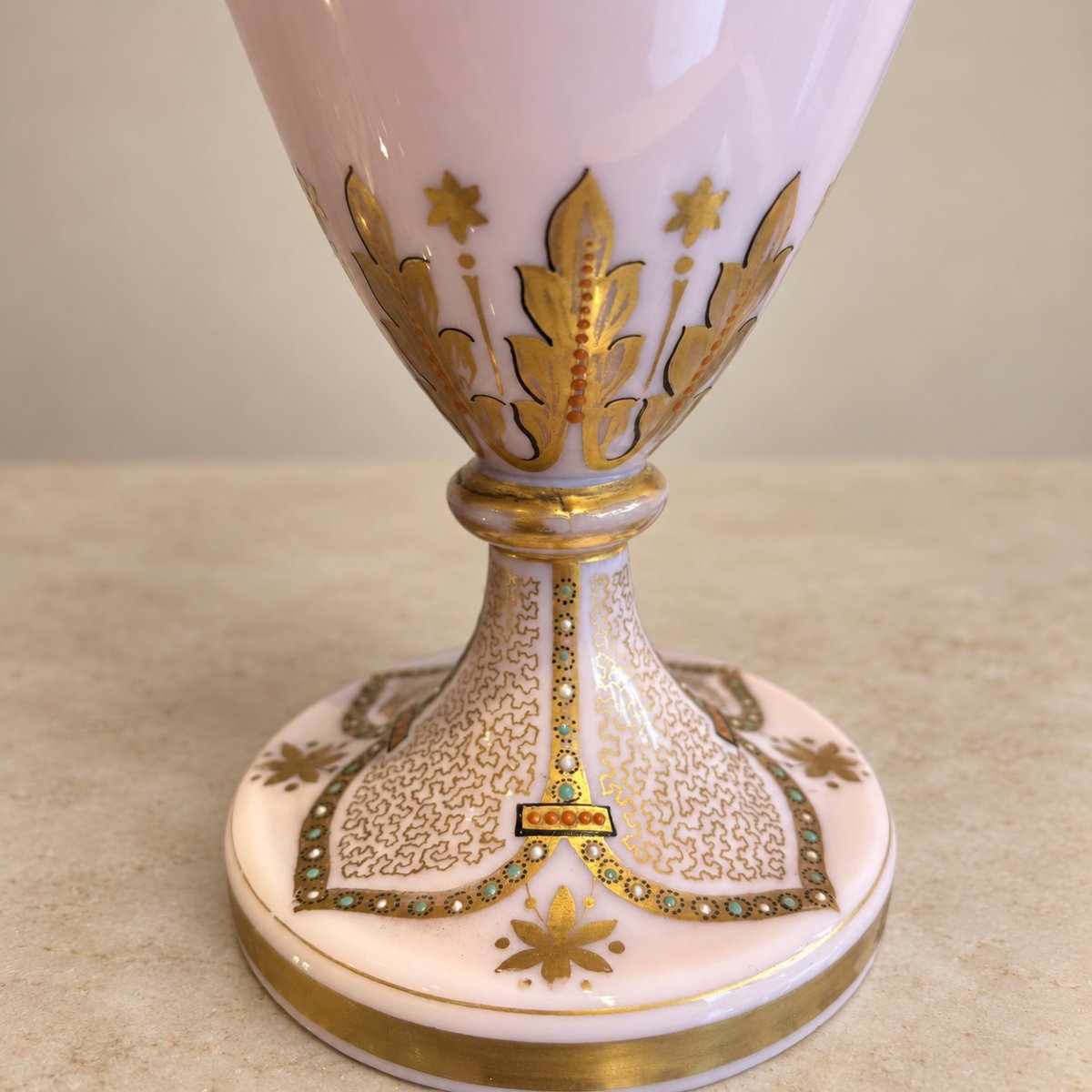 Verre opalin rose, décor émaillé polychrome et rehauts dorés .-photo-3
