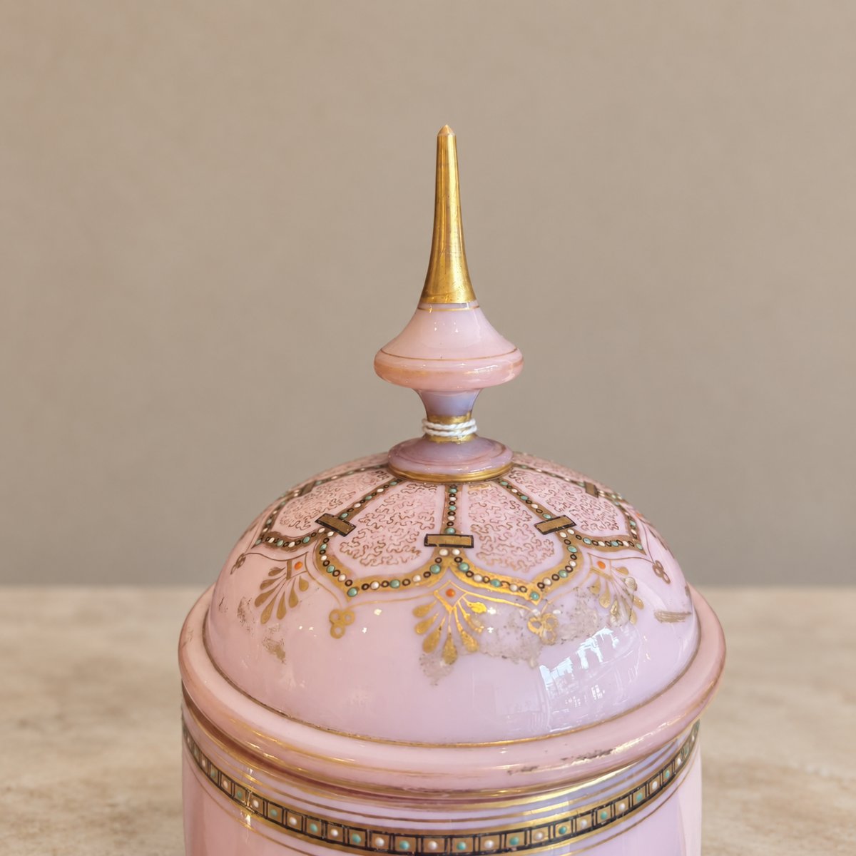 Verre opalin rose, décor émaillé polychrome et rehauts dorés .-photo-5