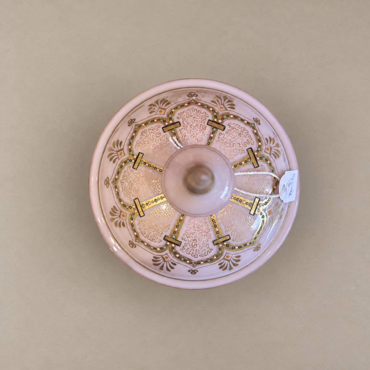 Verre opalin rose, décor émaillé polychrome et rehauts dorés .-photo-8