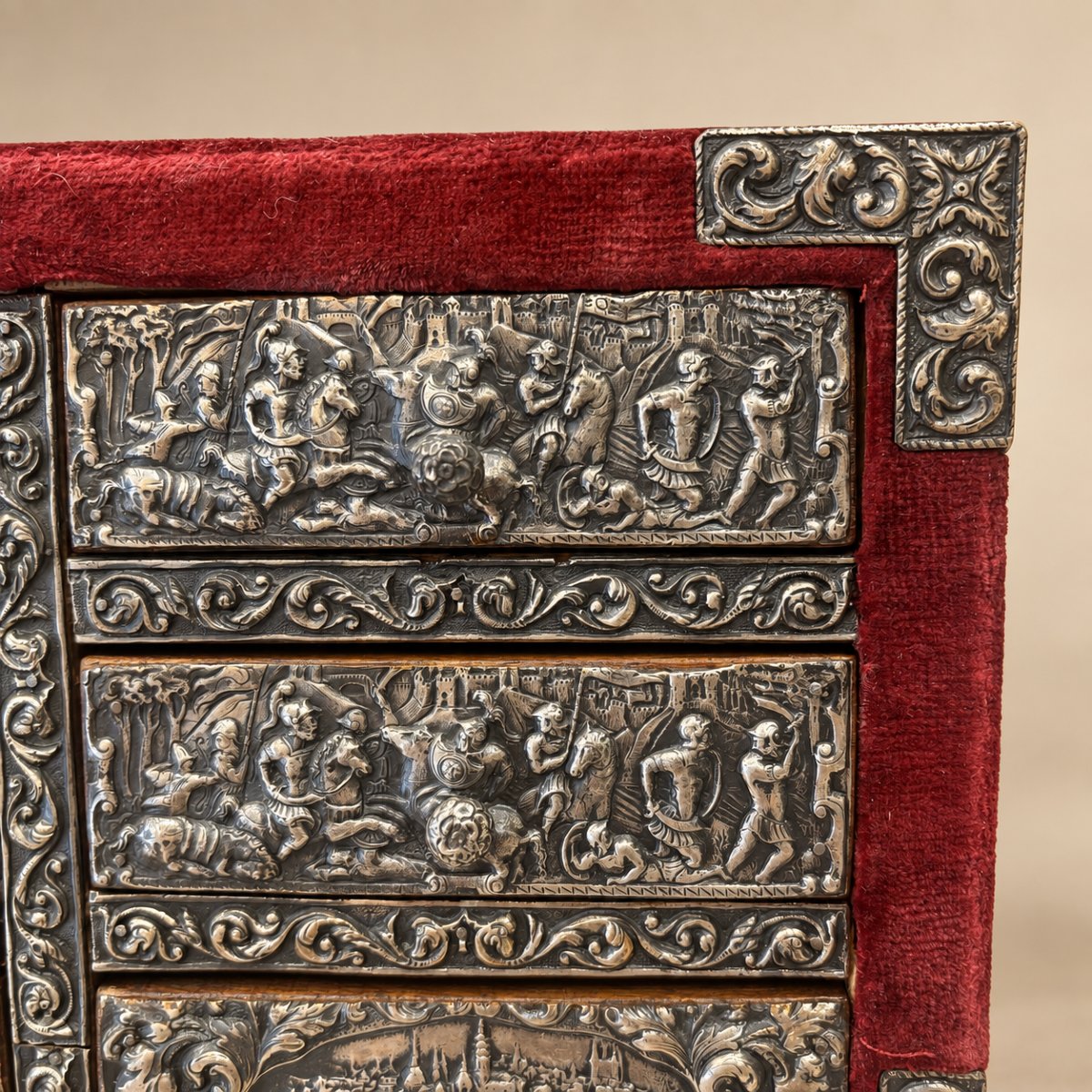 Petit cabinet à six tiroirs gainé de velours rouge, -photo-1