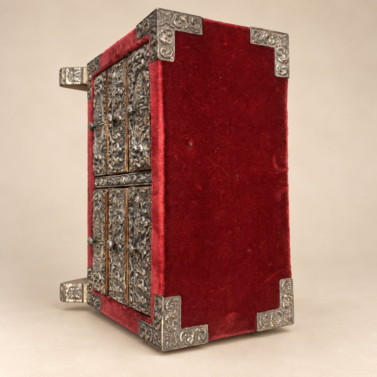 Petit cabinet à six tiroirs gainé de velours rouge, -photo-4