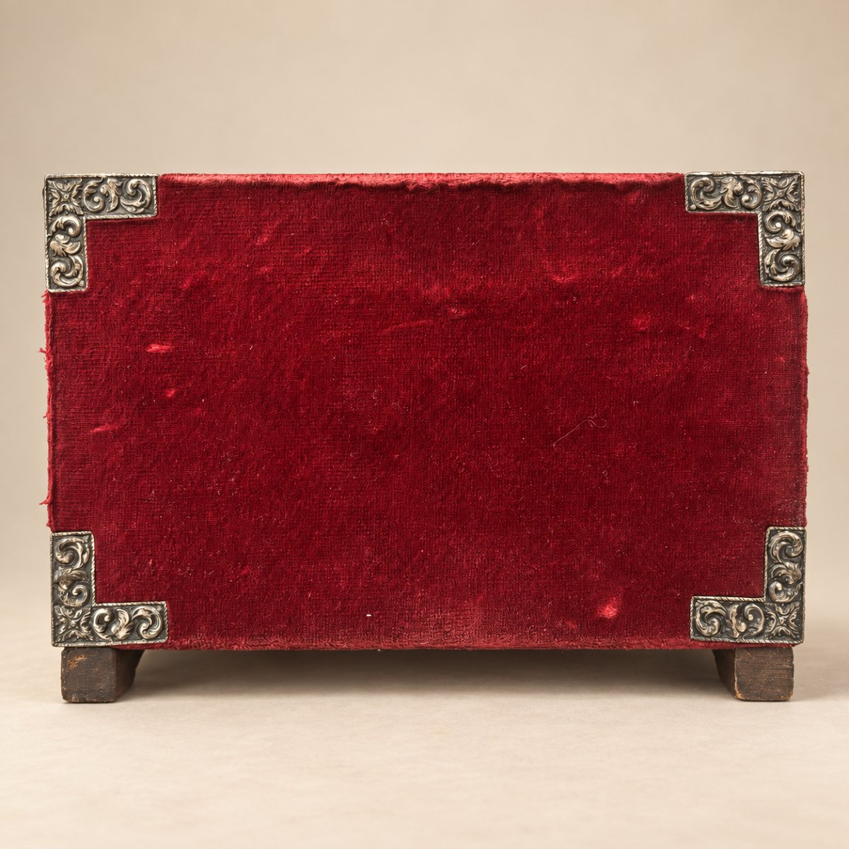 Petit cabinet à six tiroirs gainé de velours rouge, -photo-5