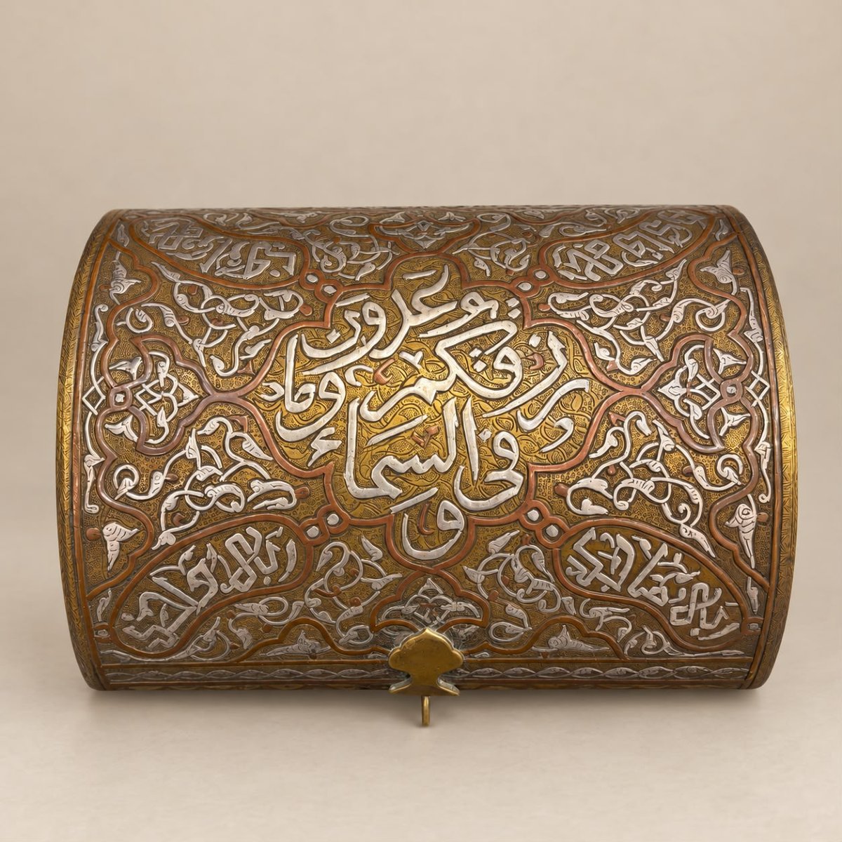 Coffret damascène à décor calligraphique et incrustations d'argent -photo-2