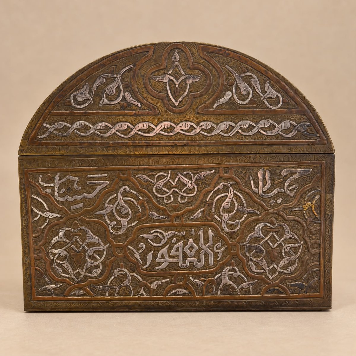 Coffret damascène à décor calligraphique et incrustations d'argent -photo-3