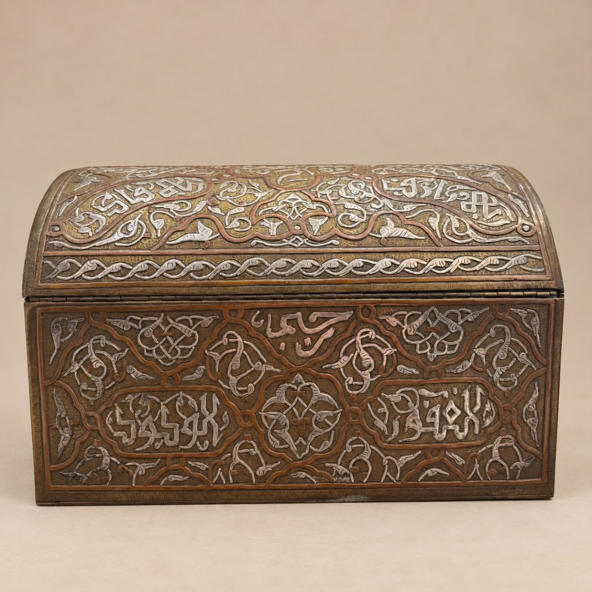 Coffret damascène à décor calligraphique et incrustations d'argent -photo-4