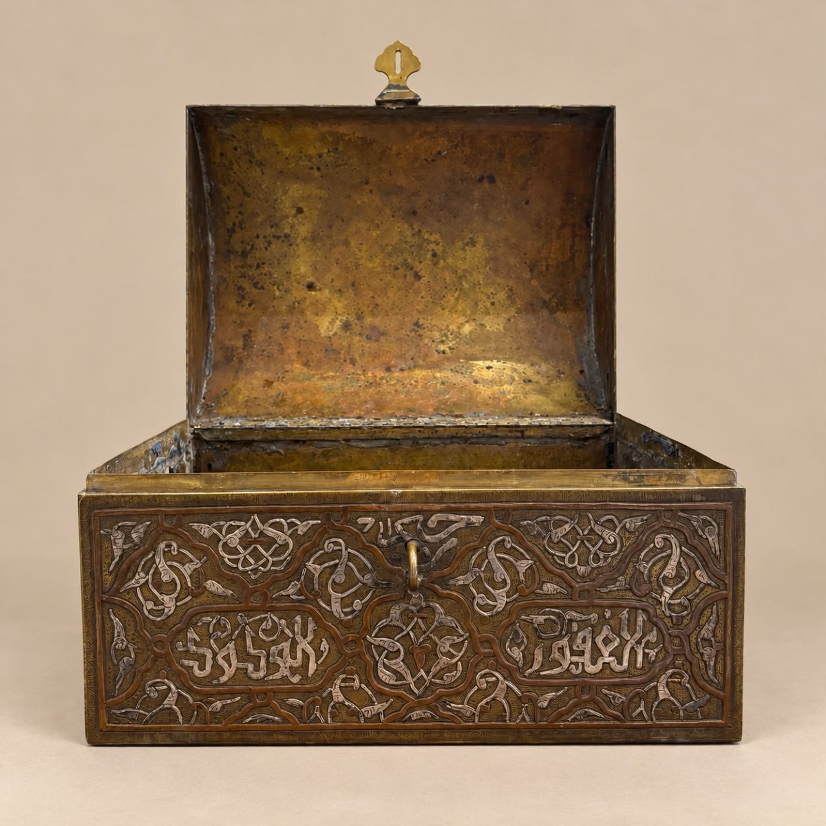 Coffret damascène à décor calligraphique et incrustations d'argent -photo-2