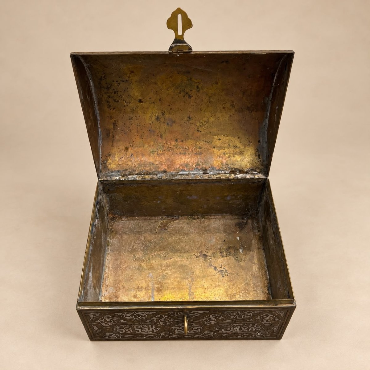 Coffret damascène à décor calligraphique et incrustations d'argent -photo-3