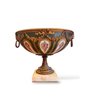 XIXe, Coupe sur pied en porcelaine et bronze doré à décor floral
