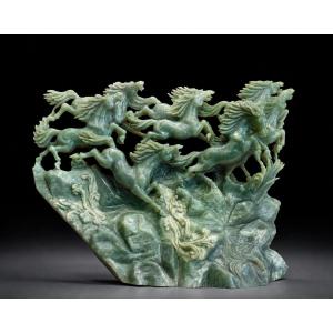 Grande Sculpture Chinoise En Jade Vert Représentant Huit Chevaux au Galop