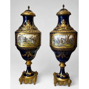 Paire d'urnes couverte en porcelaine bleu cobalt et bronze doré - Style Sèvres, XIXe siècle .