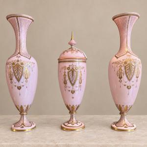 Verre opalin rose, décor émaillé polychrome et rehauts dorés .