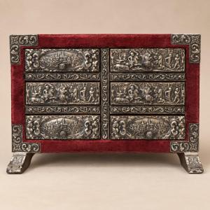 Petit cabinet à six tiroirs gainé de velours rouge,