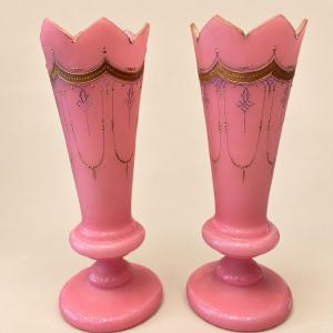 Paire de vases cornets en opaline rose à décor doré et bleu