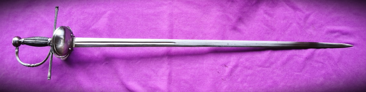 Epée d'officier de Cavalerie 1728 Espagne pour gaucher,  très bel état.
