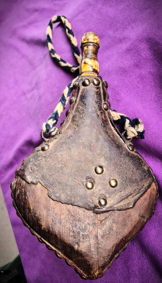 Poire à poudre dite "de Mousquetaire" France17ème siècle-photo-1