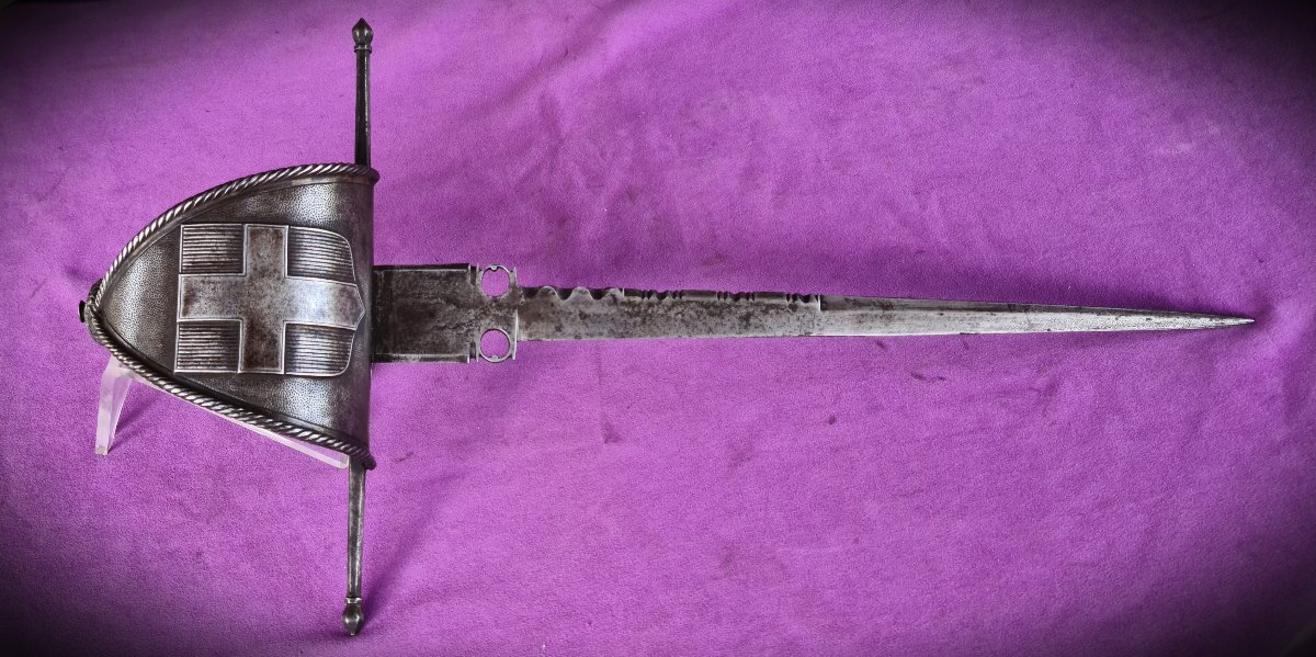 Spanish Left-handed Dagger With A Sail-shaped Hilt, Featuring A Coat Of Arms. 
