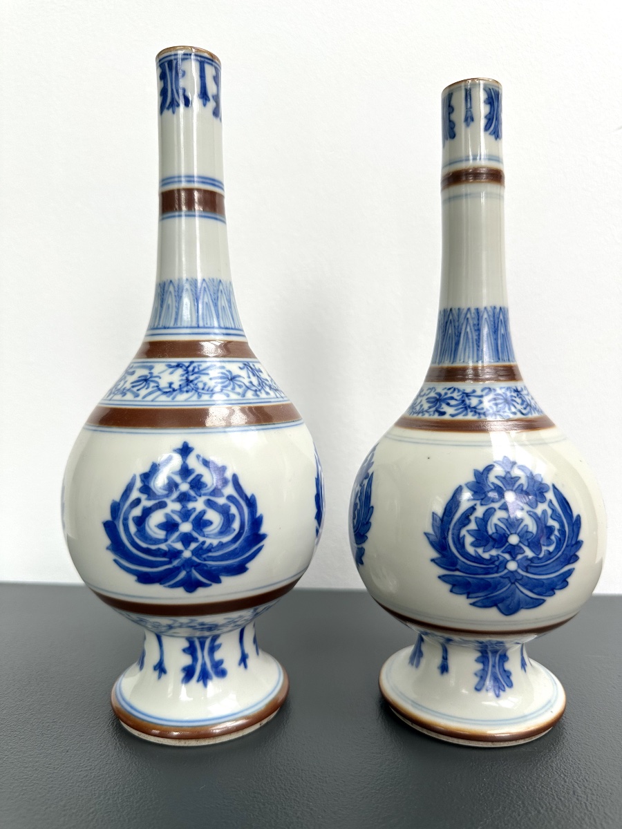 Deux arroseurs bleus et blancs de l'époque Kangxi, de couleur café au lait (marché thaïlandais)