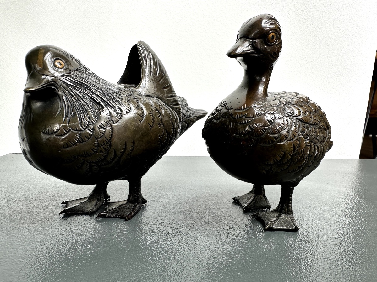 Une paire d'okimono en bronze japonais représentant des canards mandarins-photo-2