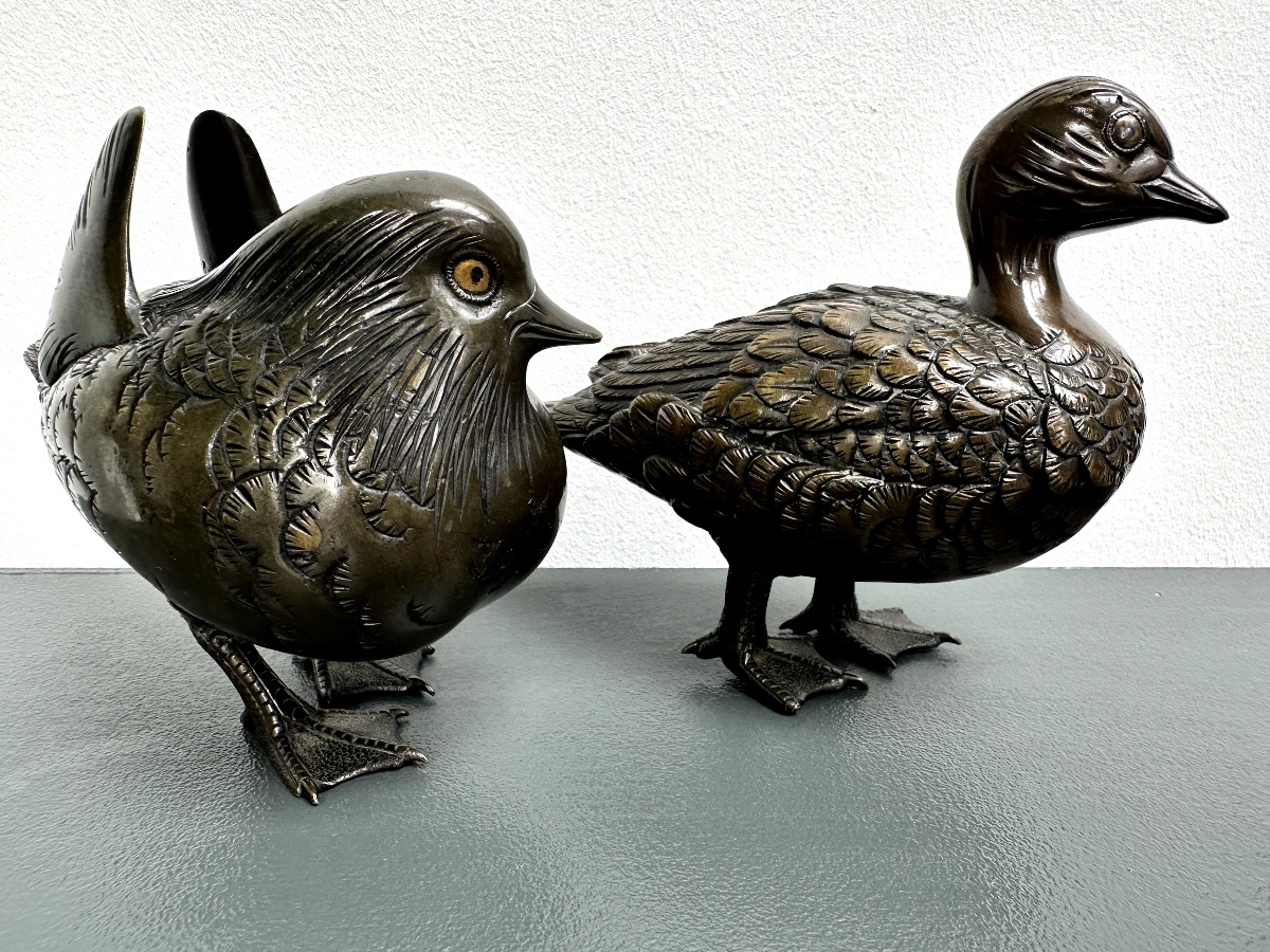 Une paire d'okimono en bronze japonais représentant des canards mandarins