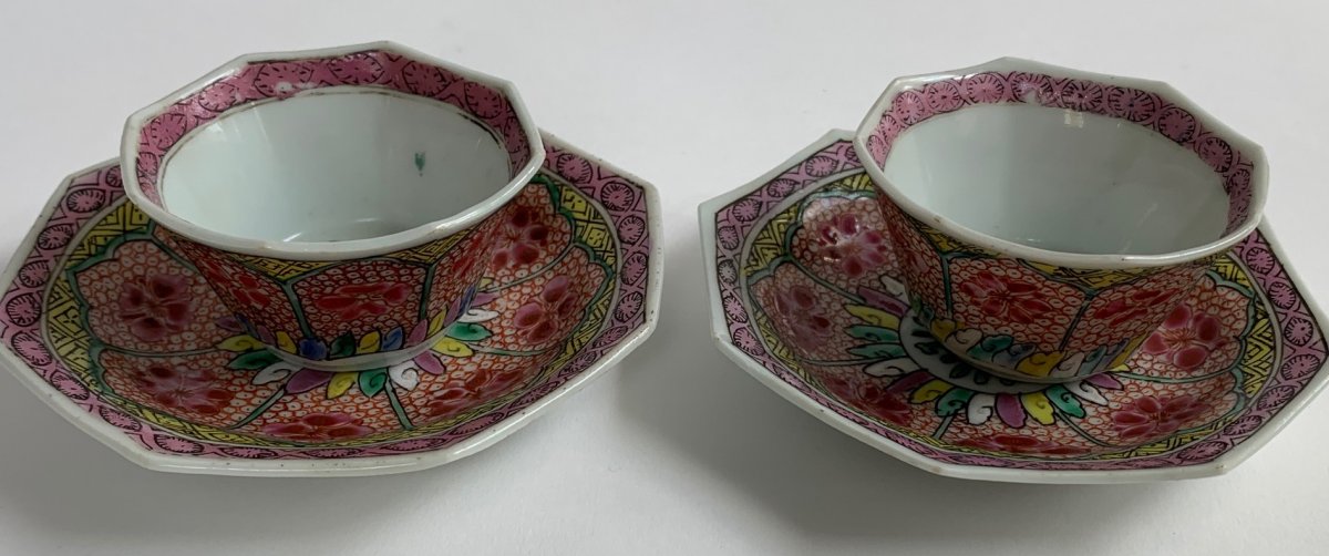 Pair of Yong Zheng Chinese porcelain Famille Rose cups and saucers-photo-3