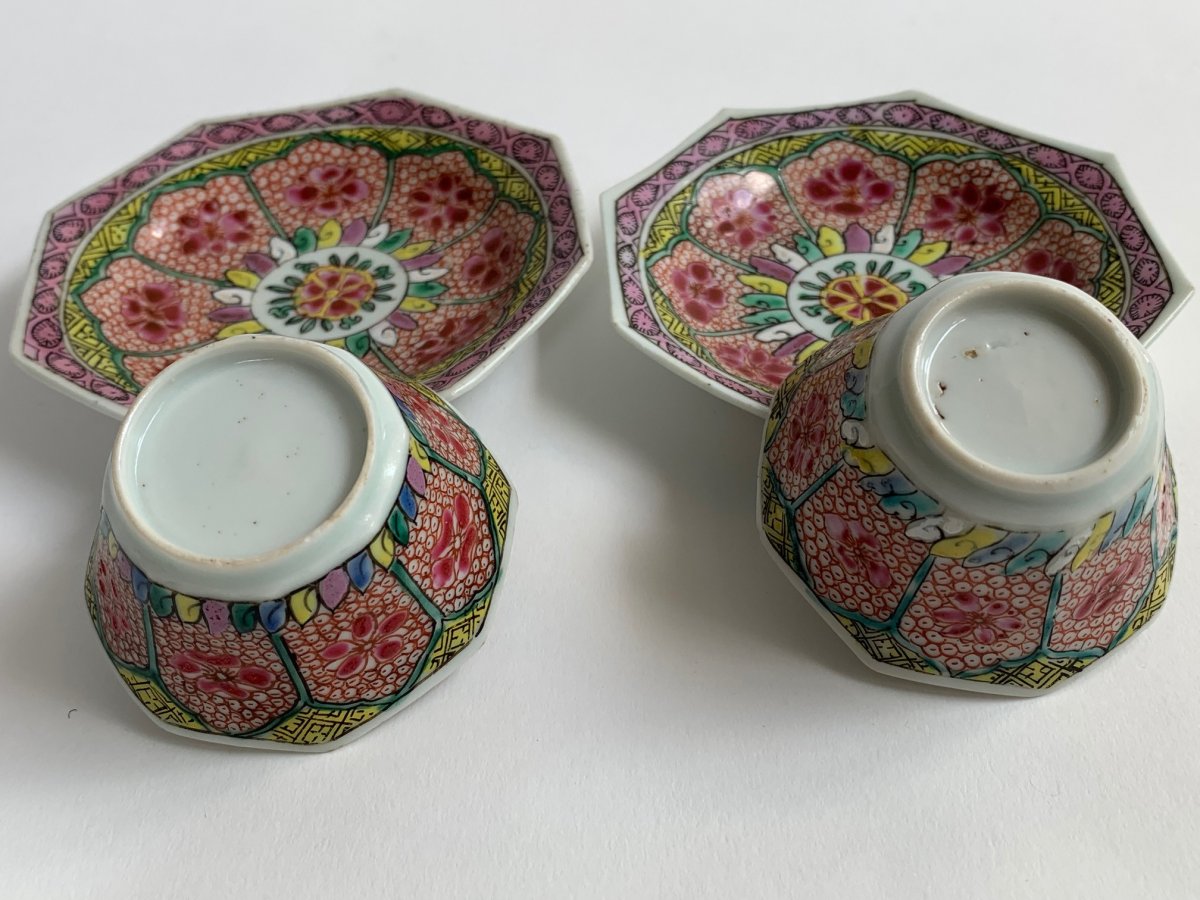 Pair of Yong Zheng Chinese porcelain Famille Rose cups and saucers-photo-4