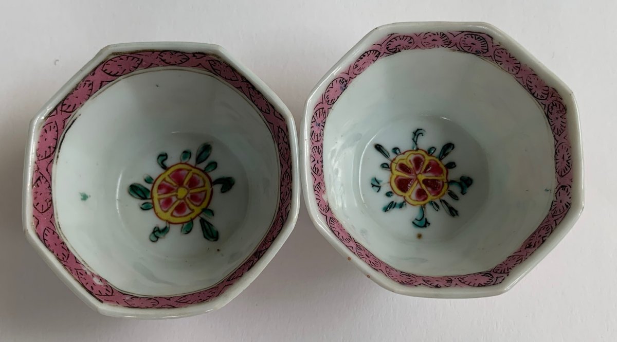 Pair of Yong Zheng Chinese porcelain Famille Rose cups and saucers-photo-1