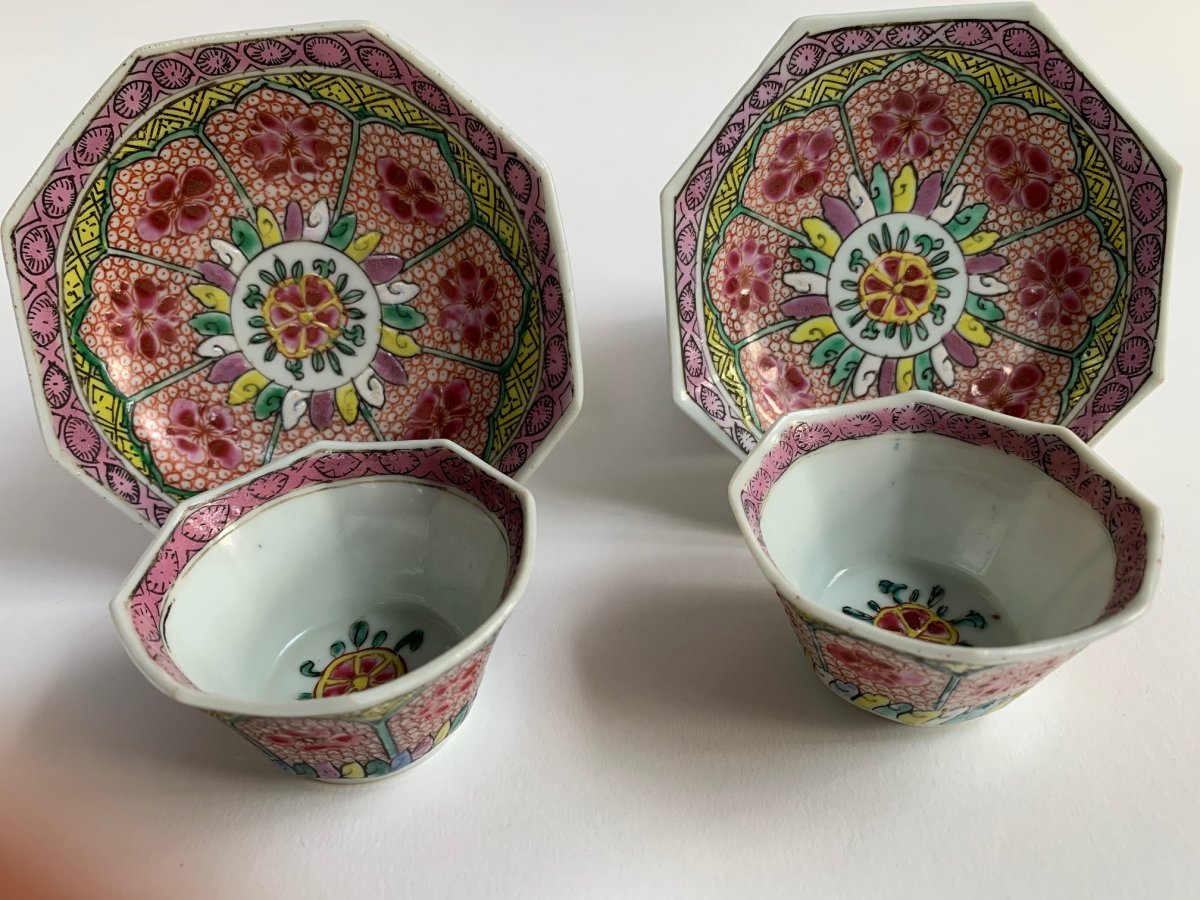 Pair of Yong Zheng Chinese porcelain Famille Rose cups and saucers