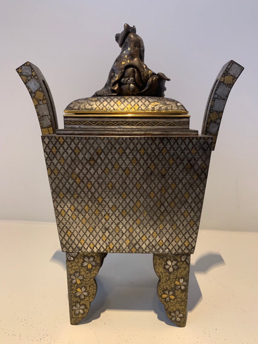 Un Koro et un couvercle incrustés d'or et d'argent en fer / An Iron Gold And Silver Inlaid Koro And Cover -photo-4