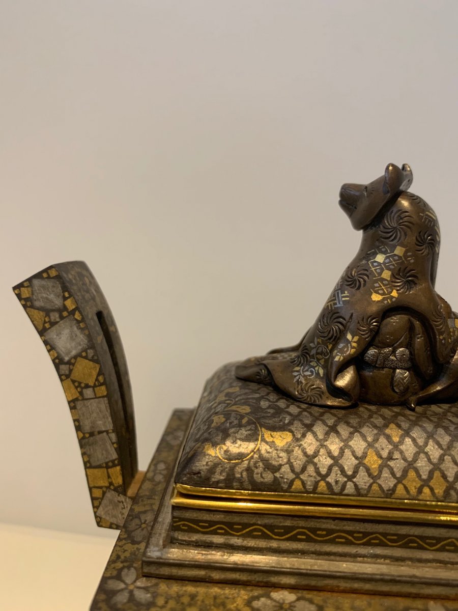 Un Koro et un couvercle incrustés d'or et d'argent en fer / An Iron Gold And Silver Inlaid Koro And Cover -photo-3