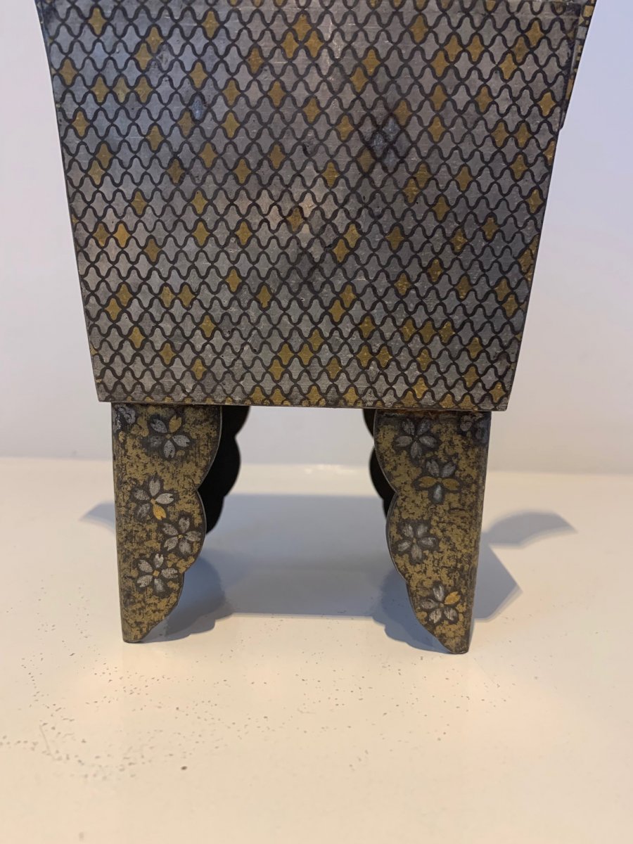 Un Koro et un couvercle incrustés d'or et d'argent en fer / An Iron Gold And Silver Inlaid Koro And Cover -photo-4