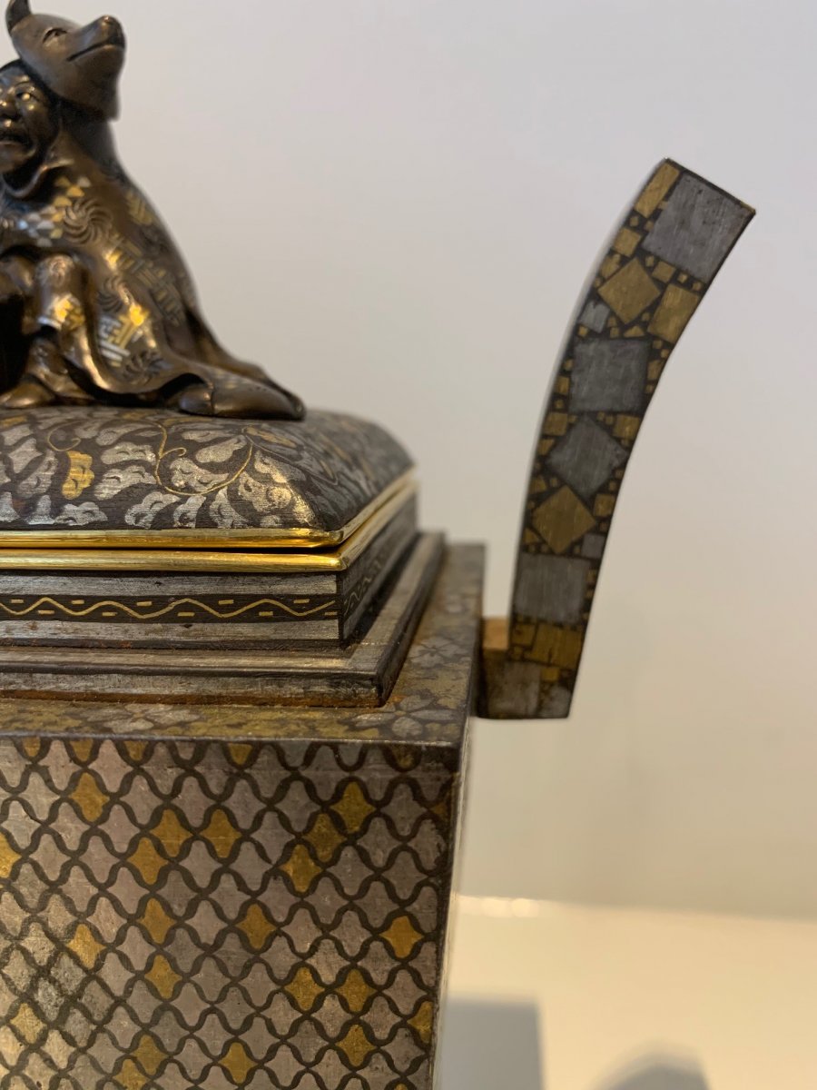 Un Koro et un couvercle incrustés d'or et d'argent en fer / An Iron Gold And Silver Inlaid Koro And Cover -photo-5