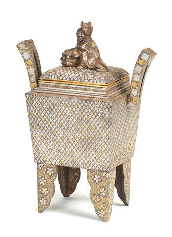 Un Koro et un couvercle incrustés d'or et d'argent en fer / An Iron Gold And Silver Inlaid Koro And Cover 