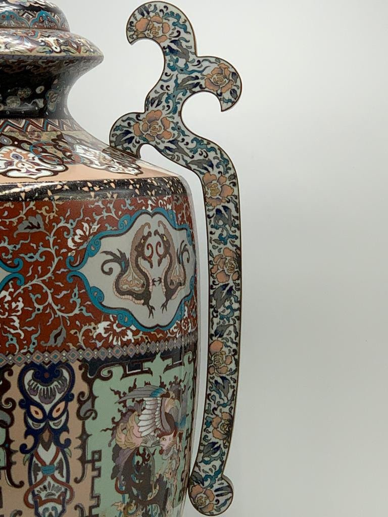 UN GRAND VASE ET COUVERCLE CLOISONNÉ-ÉMAIL, Japon époque Meiji / LARGE CLOISONNÉ-ENAMEL VASE -photo-3
