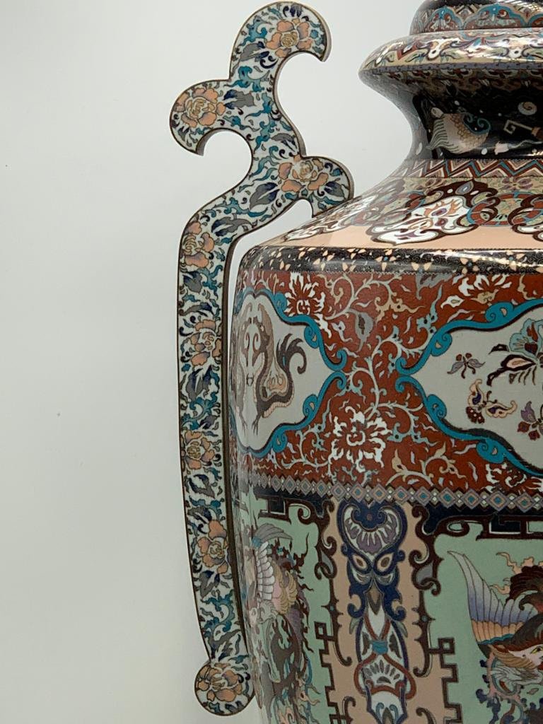 UN GRAND VASE ET COUVERCLE CLOISONNÉ-ÉMAIL, Japon époque Meiji / LARGE CLOISONNÉ-ENAMEL VASE -photo-4