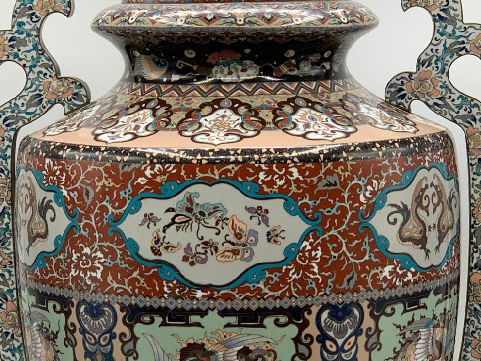 UN GRAND VASE ET COUVERCLE CLOISONNÉ-ÉMAIL, Japon époque Meiji / LARGE CLOISONNÉ-ENAMEL VASE -photo-1