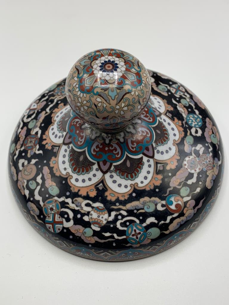 UN GRAND VASE ET COUVERCLE CLOISONNÉ-ÉMAIL, Japon époque Meiji / LARGE CLOISONNÉ-ENAMEL VASE -photo-3