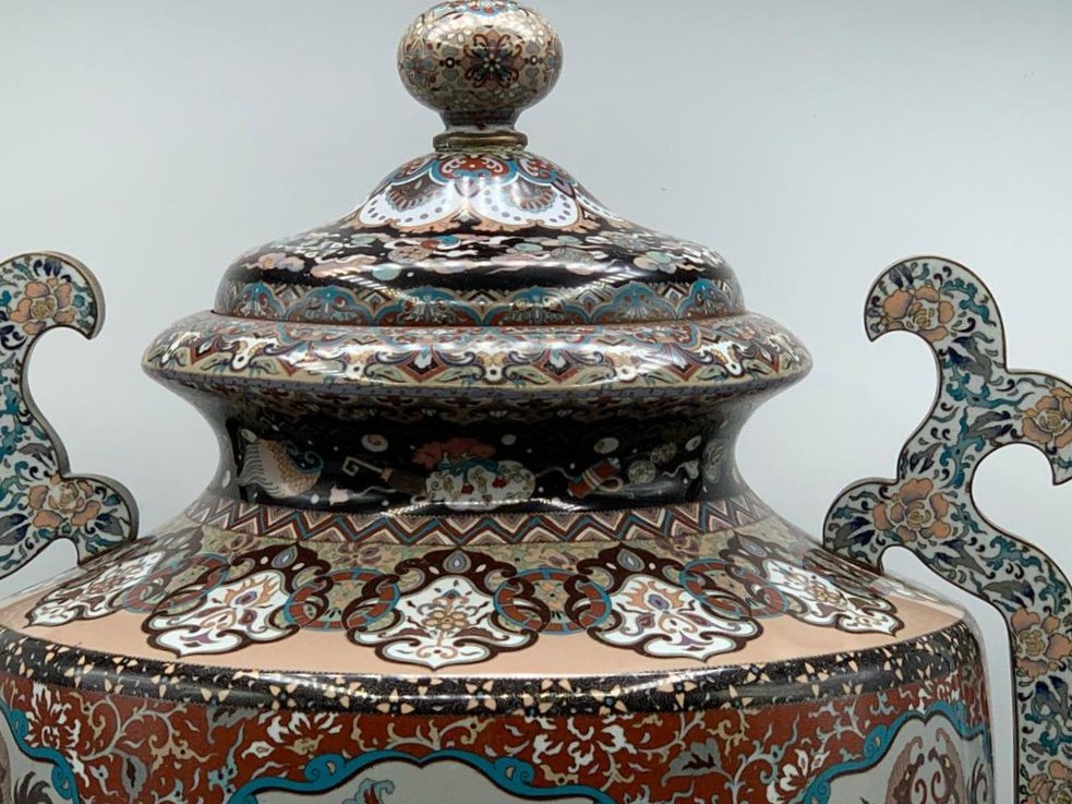 UN GRAND VASE ET COUVERCLE CLOISONNÉ-ÉMAIL, Japon époque Meiji / LARGE CLOISONNÉ-ENAMEL VASE -photo-8