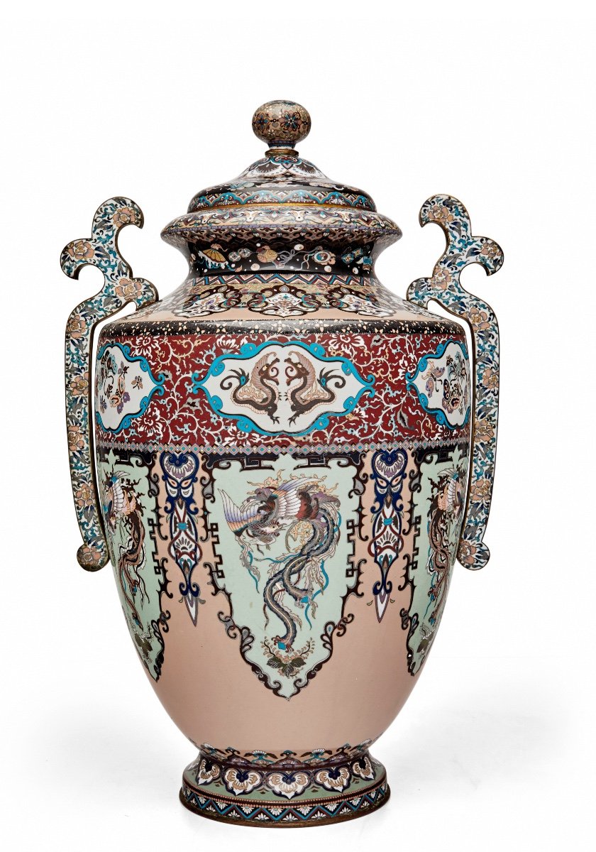 UN GRAND VASE ET COUVERCLE CLOISONNÉ-ÉMAIL, Japon époque Meiji / LARGE CLOISONNÉ-ENAMEL VASE 