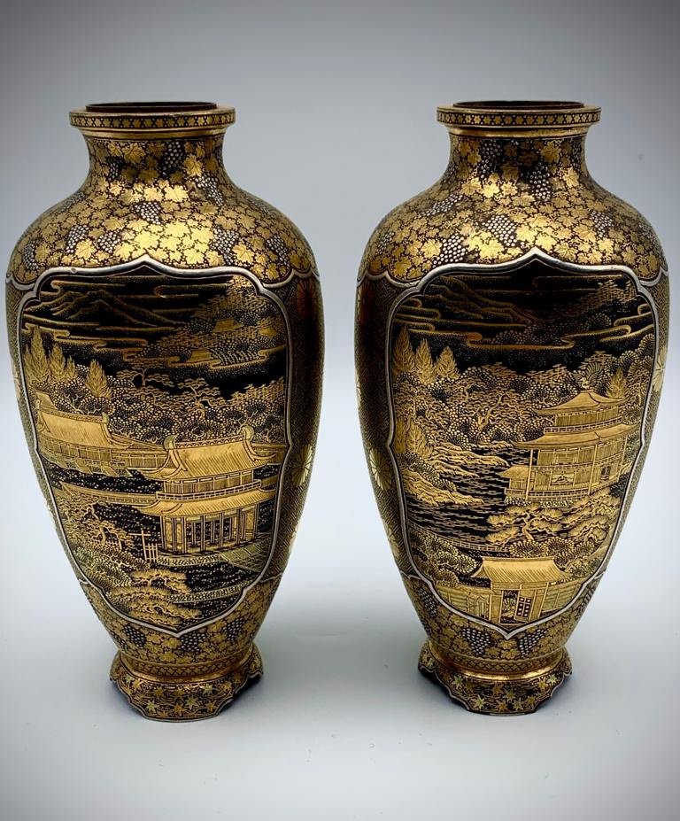 Exceptionnelle Paire De Vases Incrustés De Fer, d'Or Et d'Argent De Komai Otojiro. Fin XIXe