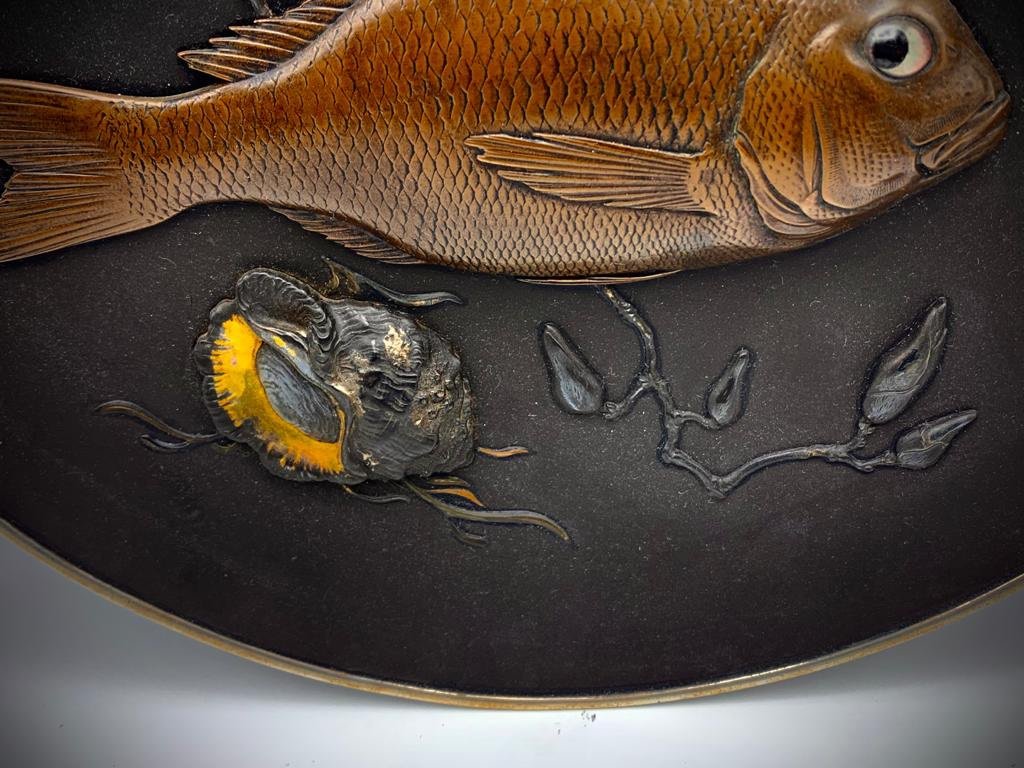 Un plat en fer incrusté naturaliste exceptionnel de Katsuhiro, période Meiji -photo-2