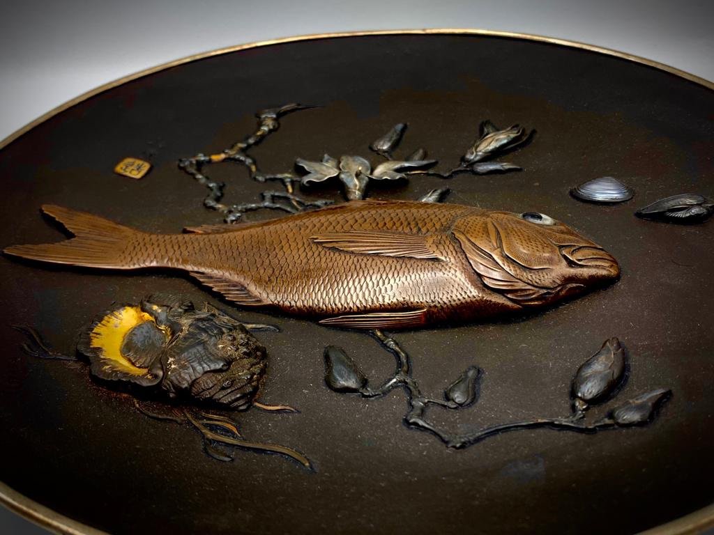 Un plat en fer incrusté naturaliste exceptionnel de Katsuhiro, période Meiji -photo-4