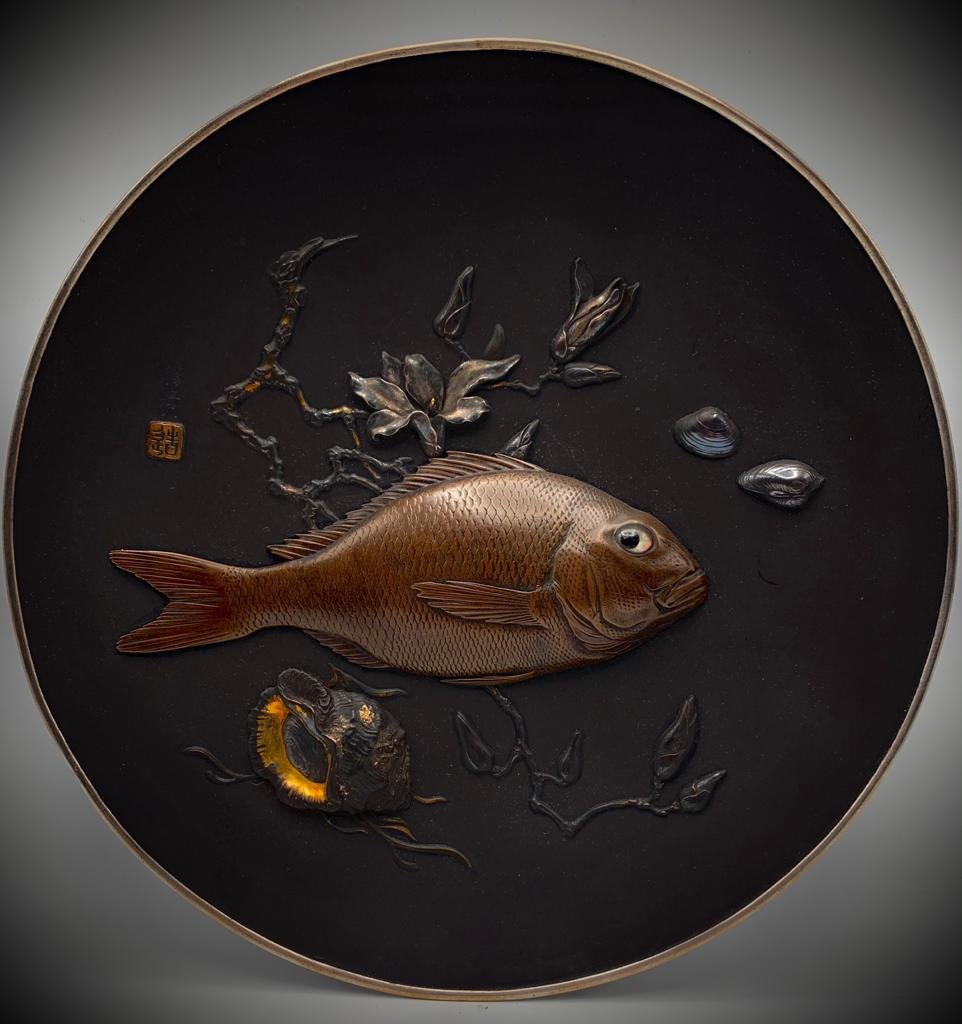 Un plat en fer incrusté naturaliste exceptionnel de Katsuhiro, période Meiji 