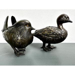 Une paire d'okimono en bronze japonais représentant des canards mandarins