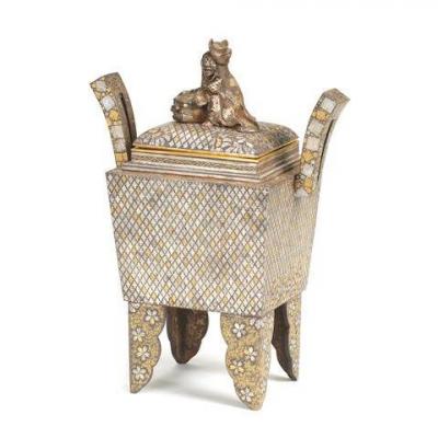Un Koro et un couvercle incrustés d'or et d'argent en fer / An Iron Gold And Silver Inlaid Koro And Cover