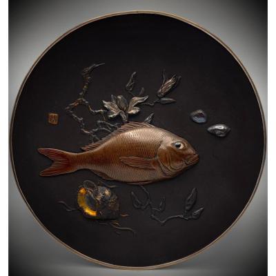 Un plat en fer incrusté naturaliste exceptionnel de Katsuhiro, période Meiji
