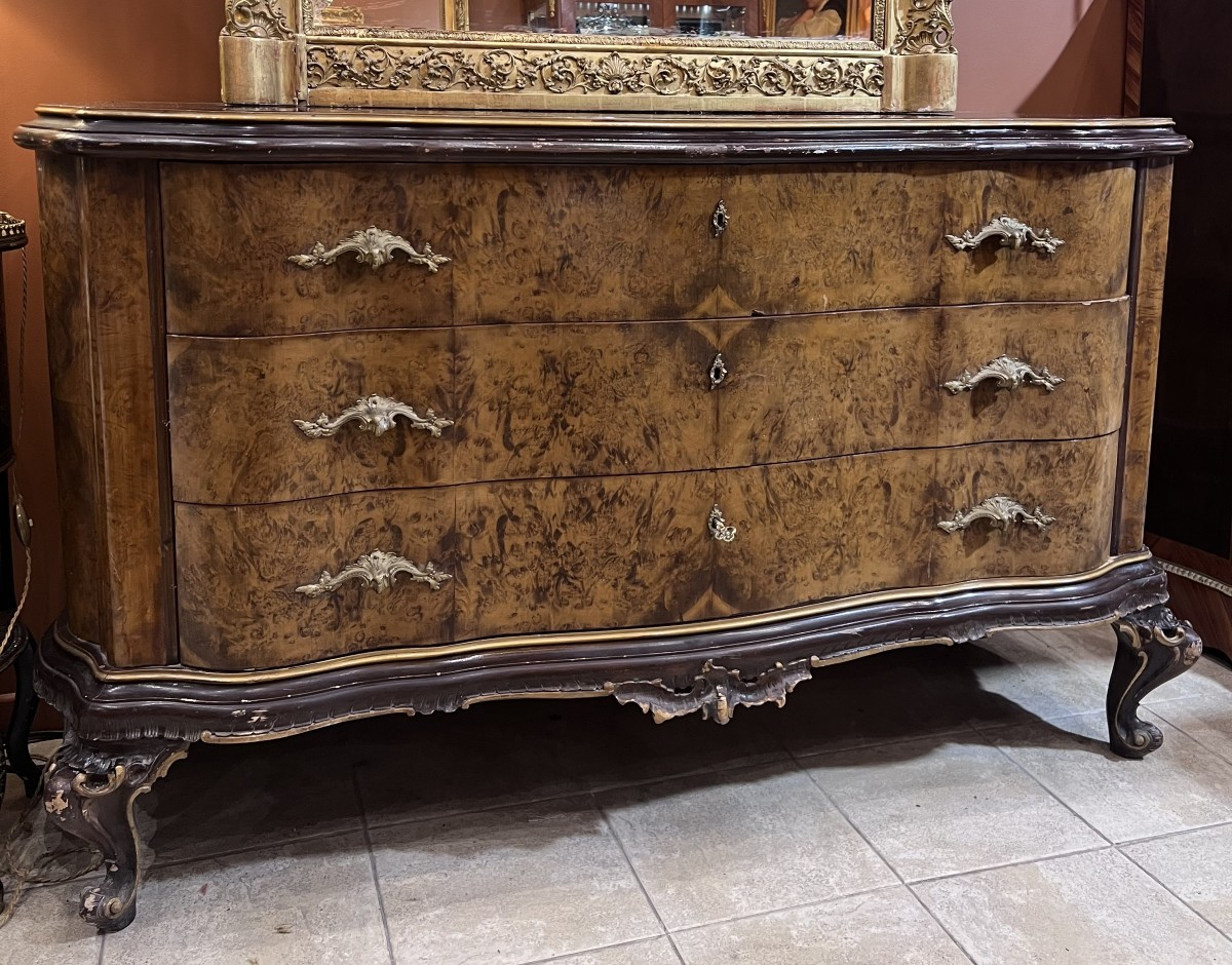 Grande commode italienne en noyer  du milieu du XX siècle.