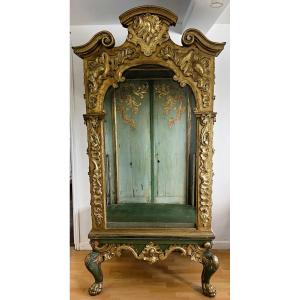 Vitrine En Bois Sculpté. Travail Italien du  XVIII Siècle