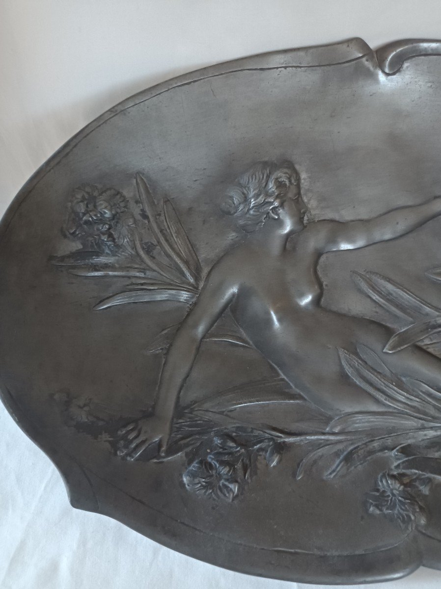 Jean Garnier Coupe Bas Relief en étain, période art nouveau , jeune fille et angelot. -photo-3