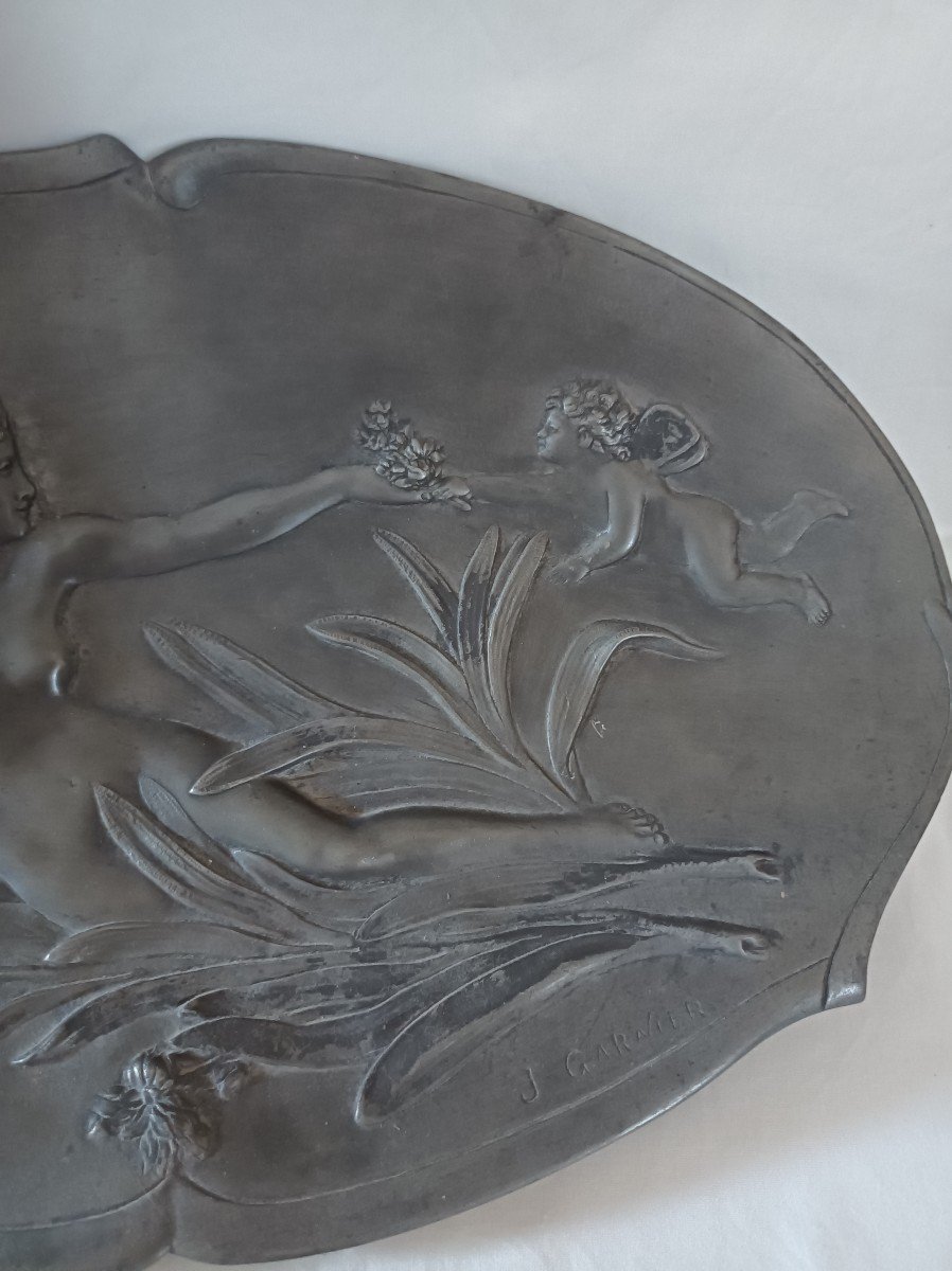  Jean Garnier Coupe Bas Relief en étain, période art nouveau , jeune fille et angelot. -photo-4