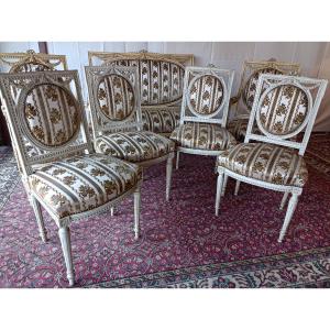 Salon de sept pièces louis XVI en bois rechampi a garniture de  soie brodée 